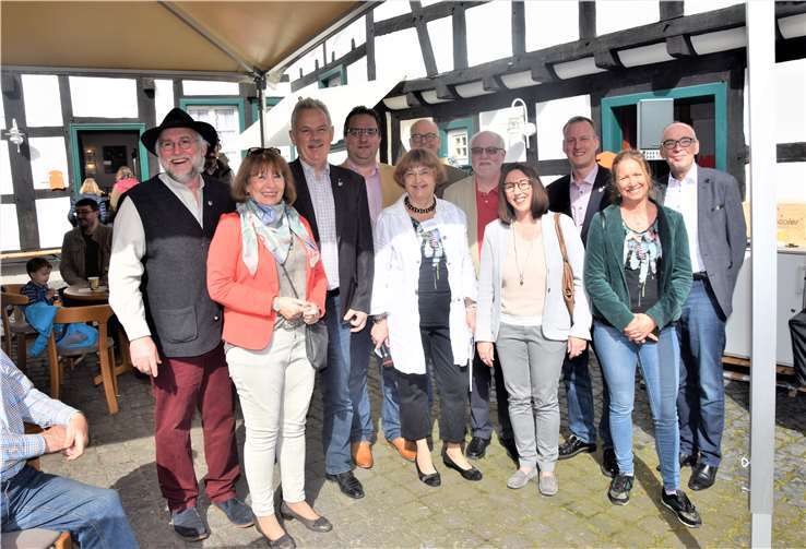 Bürgermeister Stefan Raetz und Dr. Ruth Fabrizius mit Rat und Verwaltung bei der Eröffnung.