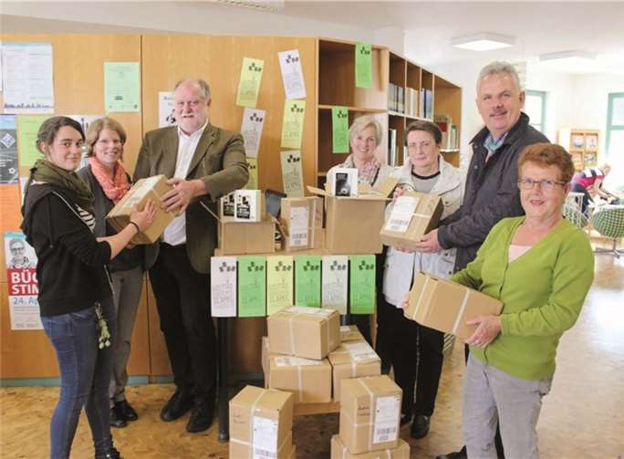 Bürgermeister Stefan Raetz und Friedrich Rößler, Büchereibeirat, überreichten die Bücherpakete.  privat
