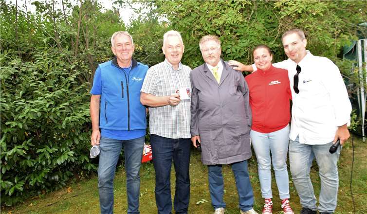 Bürgermeister Stefan Raetz und Guido Kremmin kämpften um den Titel des Sonnenkönigs. Holger Schneider (v.li.- Spielmannszug), Stefan Raetz, Guido Kremmin (als Horst Schlemmer), Astrid Fassbender (Gro-Rhei-Ka) und Ingo Buttenberg als Moderator.