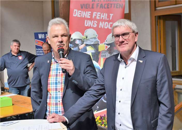 Bürgermeister Stefan Raetz und Landrat Sebastian Schuster sind mit den Quizfragen beschäftigt.