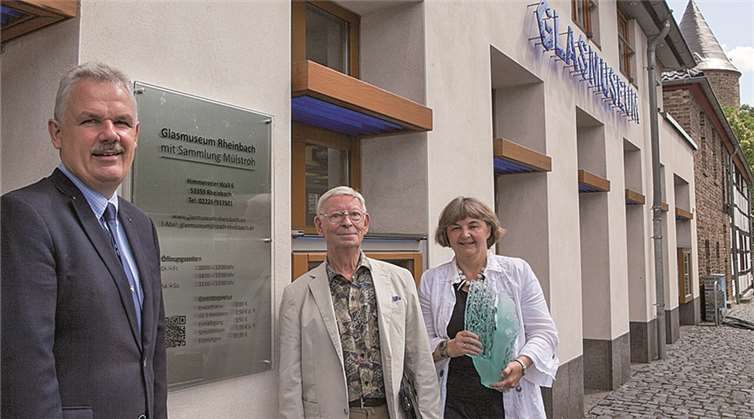 Bürgermeister Stefan Raetz und Museumsleiterin Dr. Ruth Fabritius enthüllt zusammen mit Klaus Mühlstroh das neue Namensschild des „Glasmuseum Rheinbach mit Sammlung Mühlstroh“. -JOST-