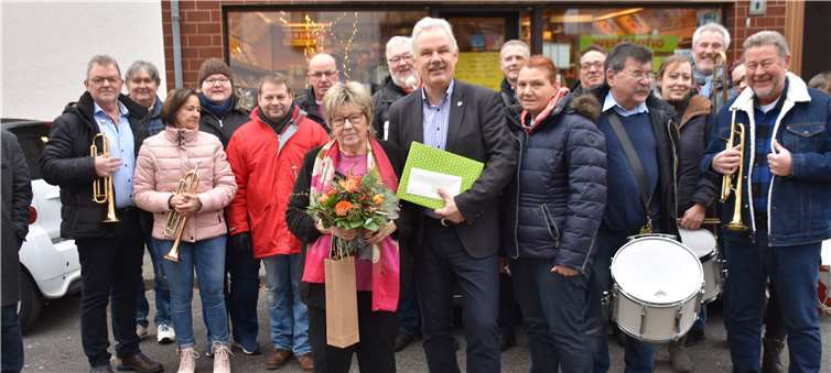 Bürgermeister Stefan Raetz und Ortsausschussvorsitzende Martina Zavelberg-Pütz verabschiedeten Anneliese Schöneweiß-Evertz in den wohlverdienten Ruhestand.Fotos: EICH