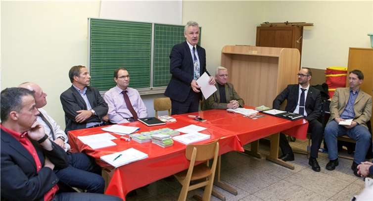 Bürgermeister Stefan Raetz und Ortsvorsteher Günter Zavelberg hatten zu einem Informationsgespräch in die Grundschule Wormersdorf eingeladen, bei dem die Verantwortlichen für den Öffentlichen Personennahverkehr den Bürgern Rede und Antwort standen.  Foto: -VJ-