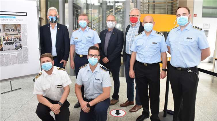 Bürgermeister Stefan Raetz und Peter Baus eröffenten im Beisein einer Abordnung der Bundeswehr die Austellung. Fotos: Eich