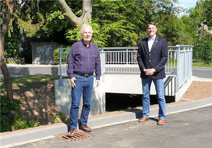 Bürgermeister Stefan Raetz und Ratsherr Hinrich Kramme vor der neuen Brücke im „Corona-Abstand.Foto: privat
