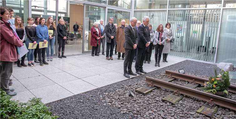 Bürgermeister Stefan Raetz und der CDU-Landtagsabgeordneter Oliver Krauß legten am Mahnmal für die Rheinbacher Opfer der NS-Diktatur ein Blumengebinde nieder.Fotos: Jost