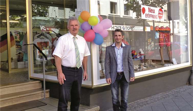 Bürgermeister Stefan Raetz war einer der ersten Besucher bei der Geschäftseröffnung von Victor Becker.WM