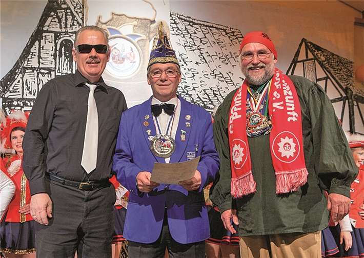 Bürgermeister Stefan Reitz und sein Stellvertreter Galekerstholt mit dem Präsidenten der Karnevalsfreunde Hilberath, Ewald Zimmerman.JOST