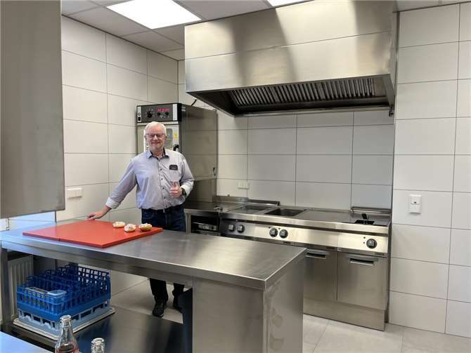 Große Spende für das „vergessene Dorf“ Bürgermeister Stefan Zavelberg in der neuen Küche des Dorfgemeinschaftshauses. Foto:Gemeinde Wassenach