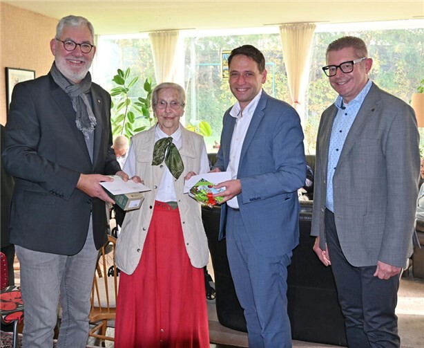 Bürgermeister Sven Schnieber (3.v.l.) gratuliert gemeinsam mit dem Ersten Beigeordneten Hans Dieter Wirtz (rechts) und dem Merler Ortsvorsteher Michael Sell (links) der Jubilarin Erika Meyer zu Drewer (2.v.l.). Foto: Stadt Meckenheim