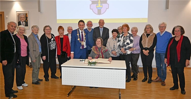 Bürgermeister Sven Schnieber (7.v.l.) bat die Ausgezeichneten, sich in das Goldene Buch der Stadt Meckenheim einzutragen. Foto: Stadt Meckenheim