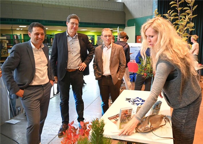 Bürgermeister Sven Schnieber, KAG-Schulleiter Dirk Bahrouz und der städtische Wirtschaftsförderer Dirk Schwindenhammer (von links) verschaffen sich einen Eindruck vom Berufsinformationstag. Foto: Stadt Meckenheim