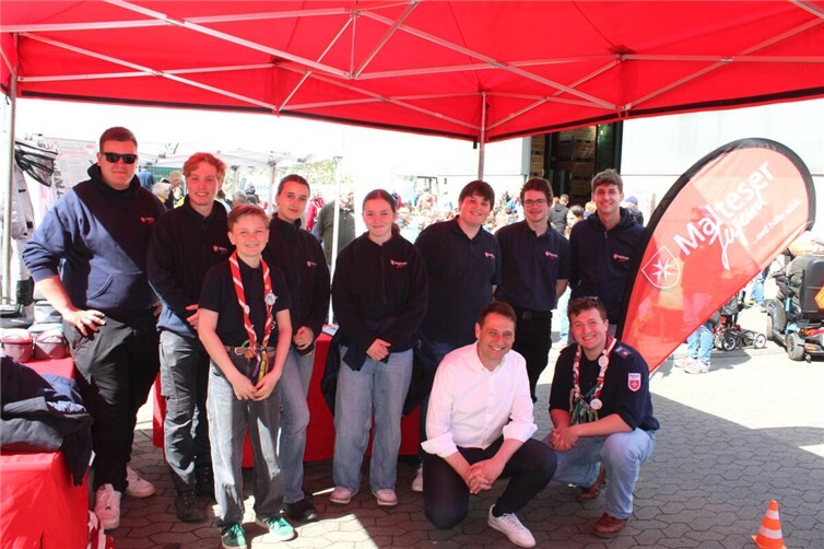 Bürgermeister Sven Schnieber mit der Malteser-Jugend, die nicht „nur“ ihre facettenreiche Arbeit, sondern auch Wissenswertes in Sachen „erste Hilfe“ präsentierte.