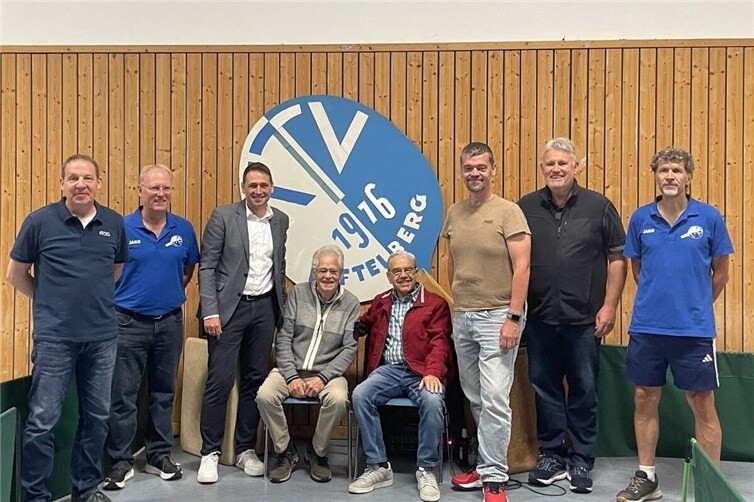 Bürgermeister Sven Schnieber und Ortsvorsteher Daniel Südhoff mit den beiden Vereinsgründern Heinz Limbach und Günther Rother sowie dem Vereinsvorstand