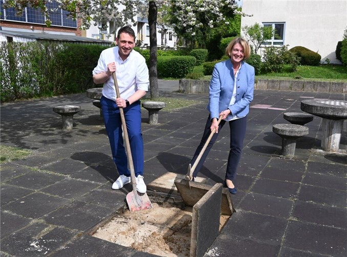 Bürgermeister Sven Schnieber und die Technische Beigeordnete Bianca Lorenz pflastern ab. Foto: Stadt Meckenheim