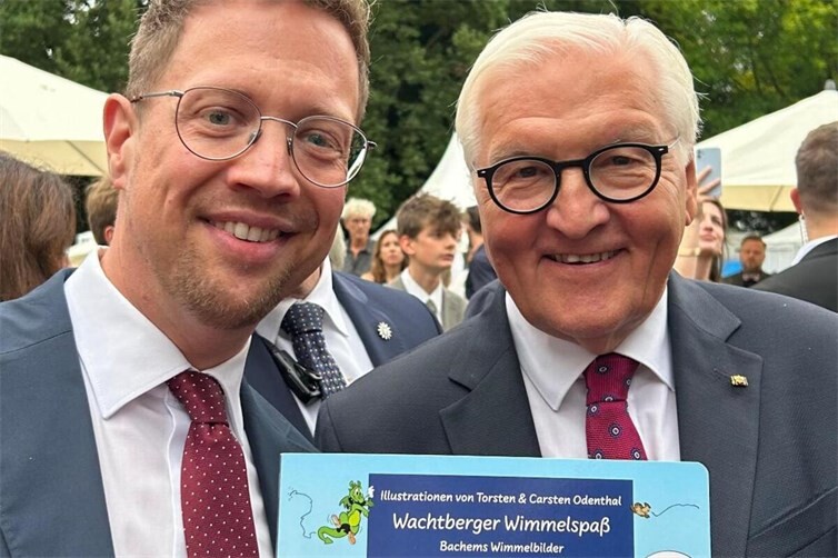 Bürgermeister Swen Christian überreicht Den „Wachtberger Wimmelspaß“ an den Bundespräsidenten, Frank Walter Steinmeier