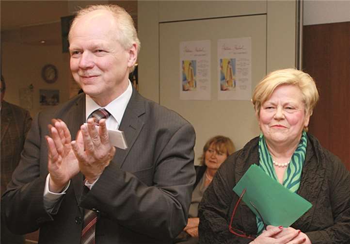 Bürgermeister Theo Hüffel, Hélène Michel und Karin Ulrich sind begeistert von der Musik von „The Beggars“.