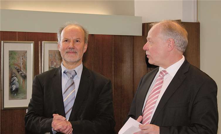 Bürgermeister Theo Hüffel dankte Hans-Dieter Kümpel für die langjährige gute Zusammenarbeit.Gemeinde Wachtberg