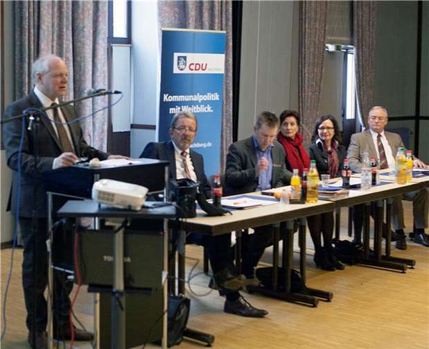 Bürgermeister Theo Hüffel (links) erklärte den überraschten Mitgliedern der Wachtberger CDU, dass er im kommenden Jahr für das Bürgermeisteramt der Naturpark Eifel Stadt Heimbach am Rursee kandidieren wolle. Fotos: -VJ-