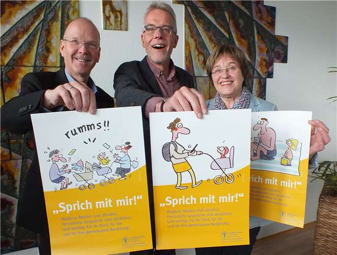 Bürgermeister Thilo Becker bestellte gleich Nachschub – so begeistert war er von den Plakaten. Fotos: Deutscher Kinderschutzbund