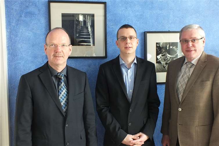 Bürgermeister Thilo Becker (links) und Stadtbürgermeister Michael Thiesen (rechts) sprachen Michael Vogt ihren Dank aus.privat
