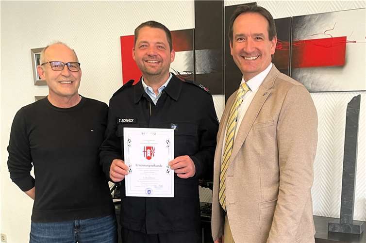 Bürgermeister Thomas Przybylla ernannte Torsten Schnack in der jüngsten Sitzung des VG-Rates unter Berufung in das Ehrenbeamtenverhältnis auf Zeit zum Nachfolger von Norbert Jentzig, der nach regulären zehn Jahren im Amt nicht erneut zur Wahl antrat.  Foto: VG Weißenthurm / Katharina Demleitner