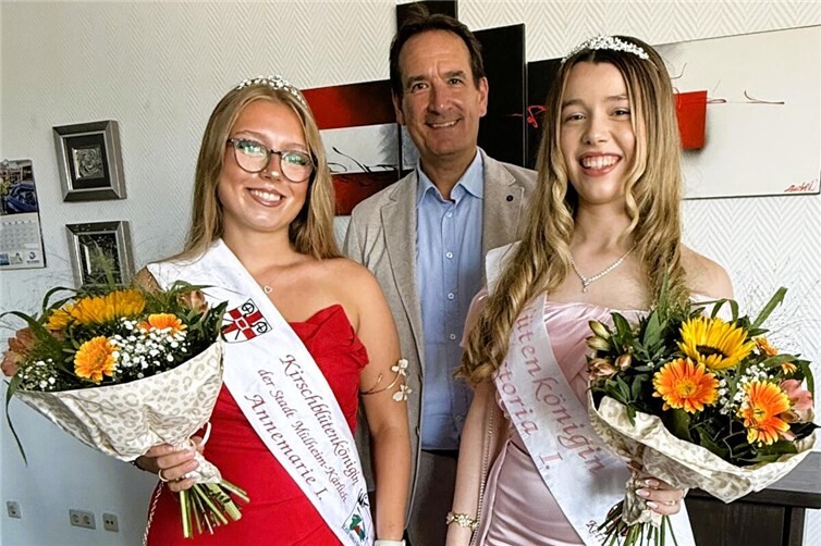 Bürgermeister Thomas Przybylla mit der Mülheim-Kärlicher Kirschblütenkönigin Annemarie I. und der Kettiger Blütenkönigin Victoria I.