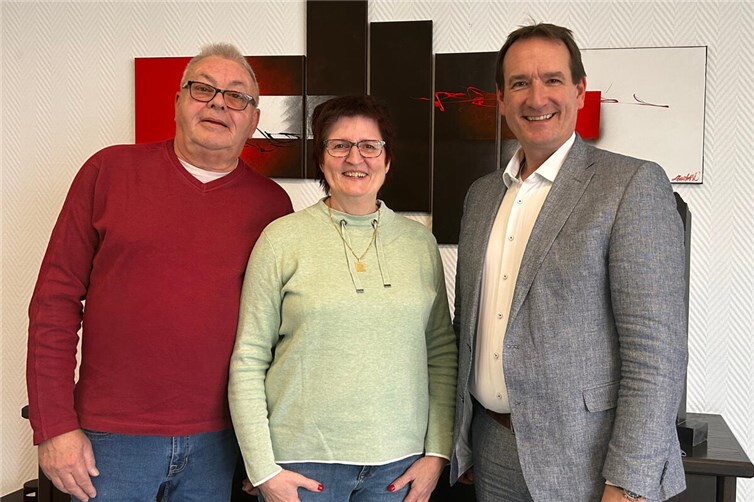 Bürgermeister Thomas Przybylla (re.) begrüßte Martina Ihrlich, um ihr zu ihrer besonderen Auszeichnung zu gratulieren. Foto: Lena Beck