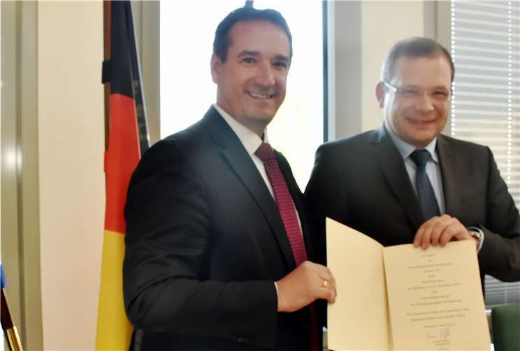 Bürgermeister Thomas Przybyllaüberreichte Ralf Schmorleiz (re.) die Ernennungsurkundezum Hauptamtlichen Beigeordenten der VG Weißenthurm. Foto: HEP