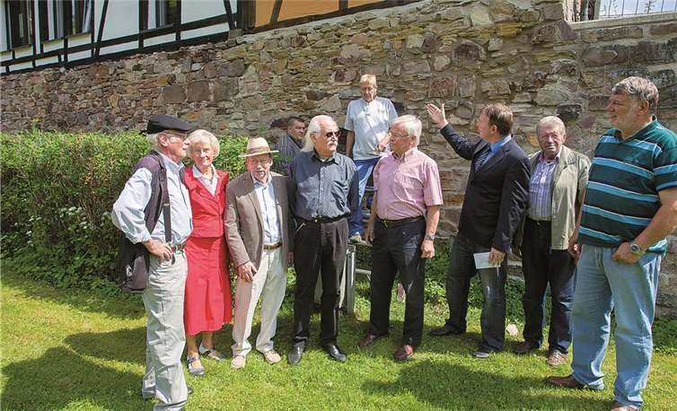Bürgermeister Thomas Vis (3.v.r.) erläutert dem Kulturkreis, die gerade laufenden Arbeiten.WT