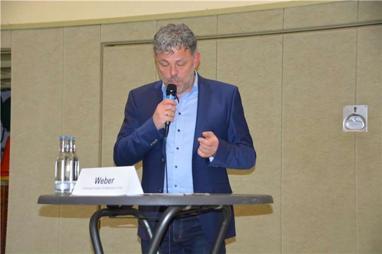 Bürgermeister Thomas Weber hätte sich eine vollere Halle gewünscht.Foto: BE