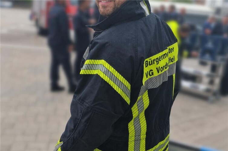 Bürgermeister Timo Kanzinger in seiner neuen Feuerwehrjacke