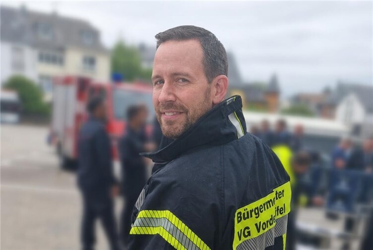 Bürgermeister Timo Kanzinger in seiner neuen Feuerwehrjacke.