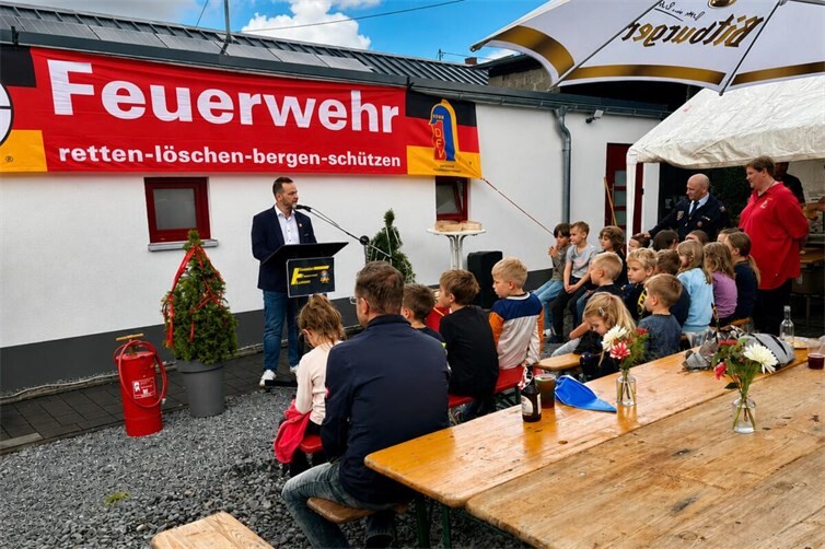 Bürgermeister Timo Kanzinger (links am Rednerpult) freute sich sehr über die Gründung der ersten Bambini Feuerwehr der Verbandsgemeinde Vordereifel in Luxem und dankte besonders den Initiatoren Melanie und Bert May und der Freiwilligen Feuerwehr Luxem für ihr großes Engagement 