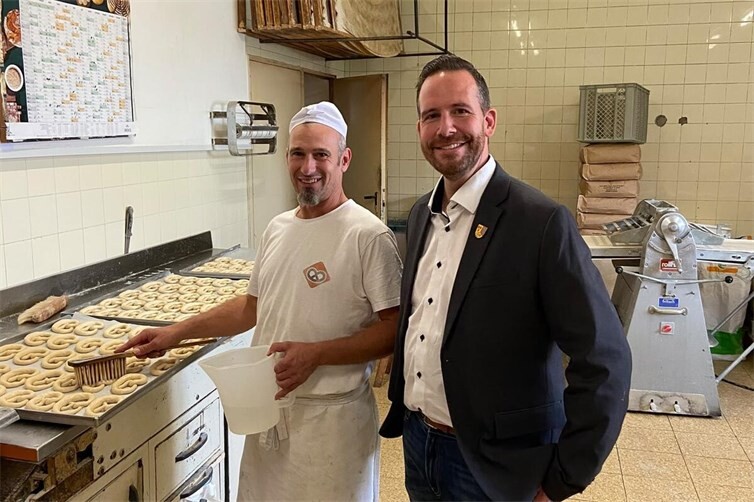 Bürgermeister Timo Kanzinger (re.) besucht auch Bäcker Stefan Engels (li.) bei der Arbeit in der Backstube