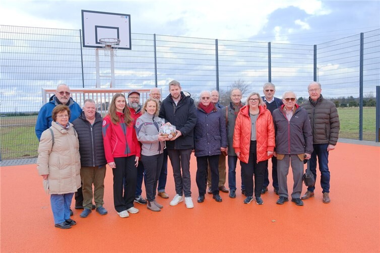 Bürgermeister Tobias Leuning eröffnete das Kleinspielfeld gemeinsam mit Vertreterinnen und Vertretern der Rotary Clubs, der Rotary Help Hochwasserhilfe und der Johanniter-Unfall-Hilfe als Spendenmittelgeber sowie dem Gemeindesportverband als Träger der Bauherrenschaft. Foto: Gemeinde Swisttal