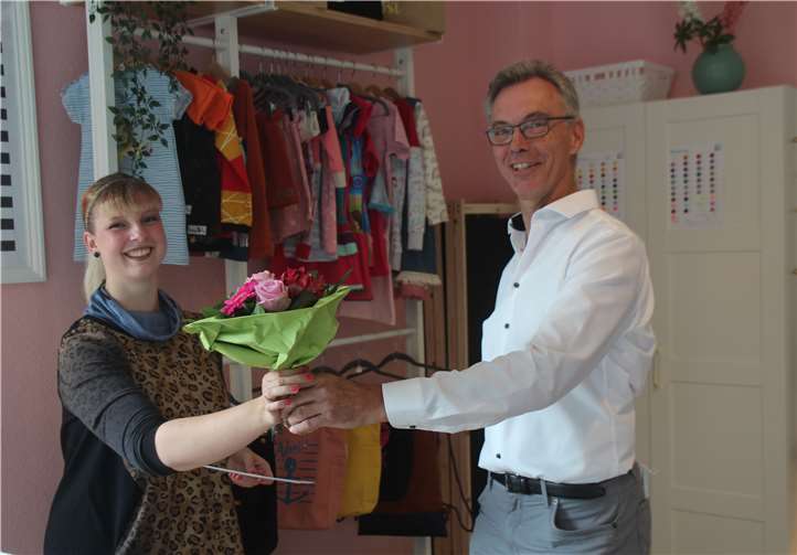 Bürgermeister Udo Heuser gratuliert zur Neueröffnung. Foto: KMI