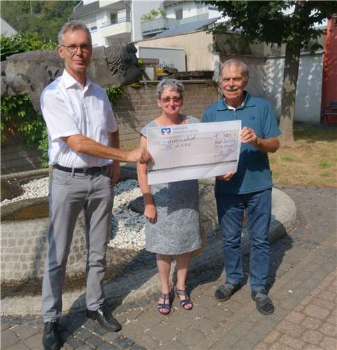 Bürgermeister Udo Heuser überreichte den Scheck. Foto: privat