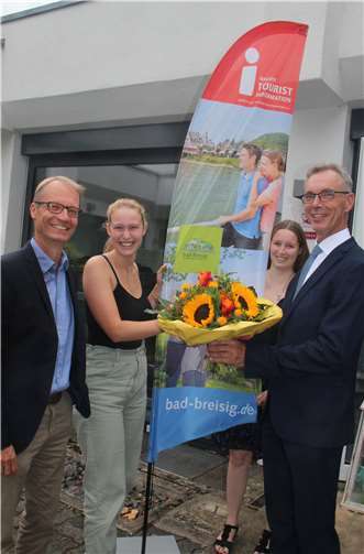 Bürgermeister Udo Heuser und Touristinfo-Leiter Holger Klemm (rechts und links außen), verabschiedeten Katrin Döhrn (2. v.l.) nach Abschluss ihrer Ausbildung. Neben dem Bürgermeister die neue Auszubildende Sabrina Neihs.Fotos: KMI
