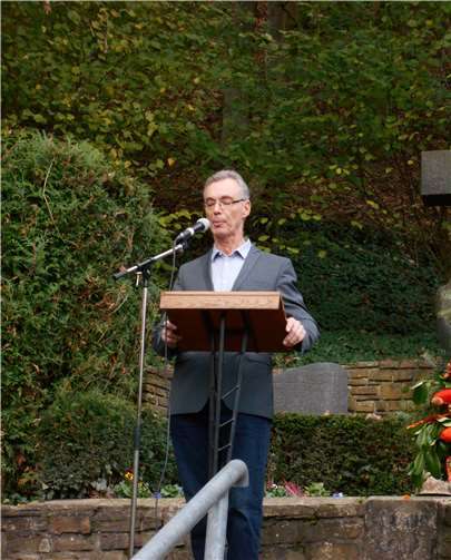 Bürgermeister Udo Heuserhielt eine Rede am Ehrenmal.