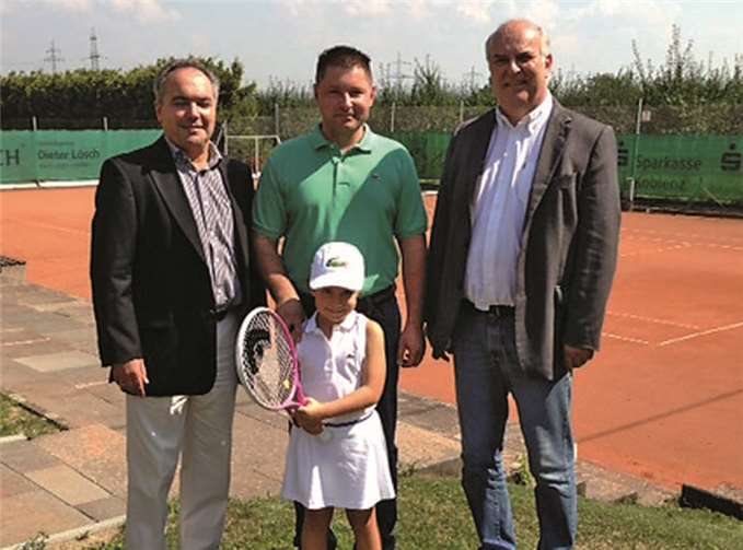 Bürgermeister Uli Klöckner, Sponsor Sascha Hassinger mit Tochter Jil und TCMK Präsident Wolfgang Knöll.  Privat