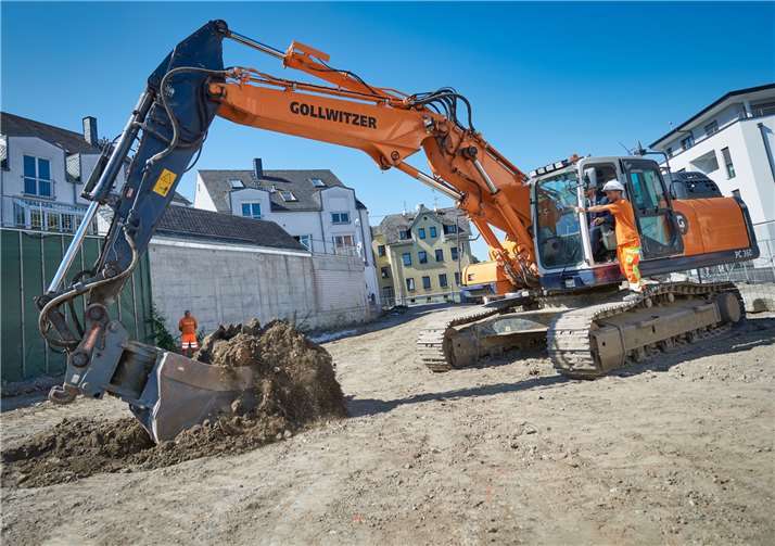 Bürgermeister Ulrich Richter-Hopprichführte unter fachkundiger Anleitung selbst den Bagger.