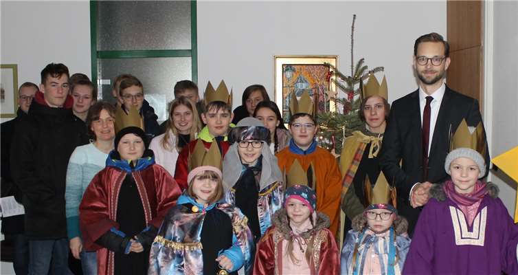 Bürgermeister Ulrich Richter-Hopprich hieß die Sternsinger der Kirchengemeinde St. Peter in Ketten im Rathaus willkommen und freute sich über deren Segen.Foto: privat