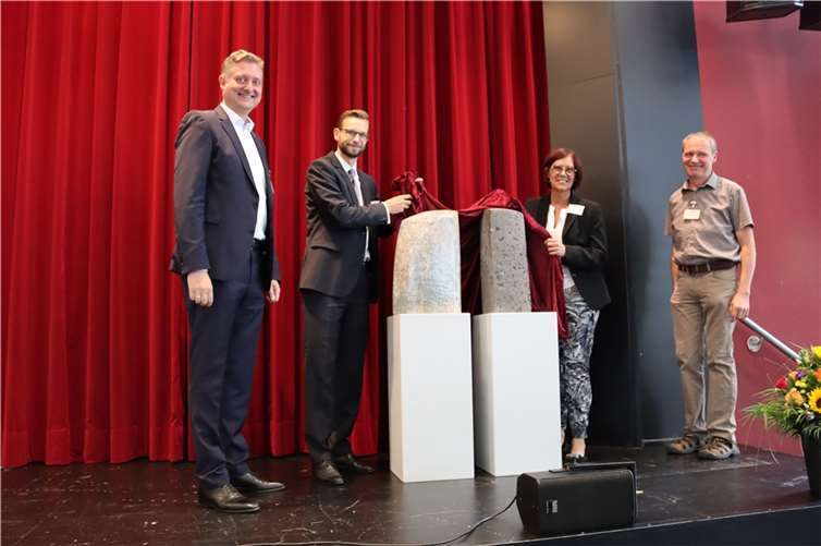 Bürgermeister Ulrich Richter-Hopprich (im Bild 2.v.l.) begrüßte die Teilnehmer in der Stadthalle Haus Mons Tabor. Für den Gastgeber gab es auch ein Gastgeschenk: Dr. Matthias Schlotmann (links im Bild), Geschäftsführer beim Bundesverband Keramische Rohstoffe und Industrieminerale, hatte den Keramikkünstler Martin Goerg (r.) aus Höhr-Grenzhausen beauftragt, ein Erinnerungsobjekt zum Rohstofftag im Westerwald zu entwerfen. Foto: privat