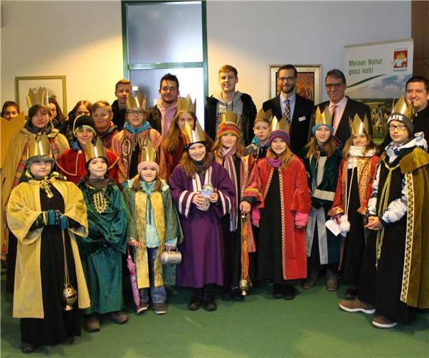 Bürgermeister Ulrich Richter-Hopprich (links) und Erster Beigeordneter Andree Stein (rechts) hießen die vielen Sternsinger der Kirchengemeinde St. Peter in Ketten im Rathaus willkommen.