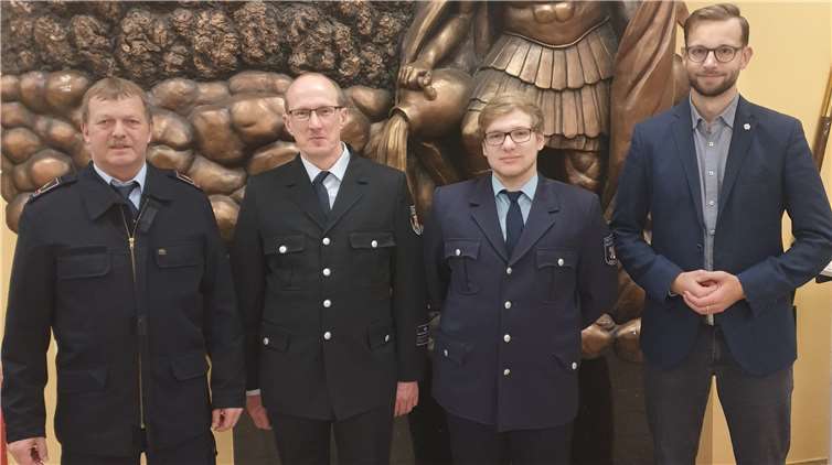 Bürgermeister Ulrich Richter-Hopprich (rechts), VG Jugendwart Uwe Röhrig (links) und Patrick Weyand (2. von links), gratulierten Tristan Ahrens (2. von rechts). Foto: Christoph Müller