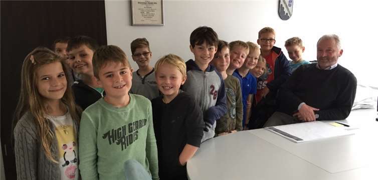 Besuch beim Bürgermeister Bürgermeister Uwe Schmidt zeigte den Grundschülern seinen Alltag als Bürgermeister. privat