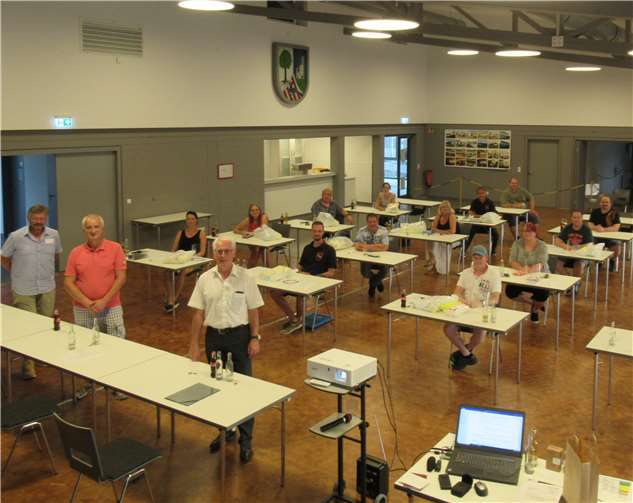 Bürgermeister Volker Mendel (3.v.l.) neben dem 3. Beigeordneten Hans-Martin Born (2.v.l.), dem Fraktionsvorsitzenden der FWG Ulrich Neitzert (1.v.l.) und den Ersthelfern der First Responder Gruppe der Verbandsgemeinde Puderbach.Copyright: Benny Skupin