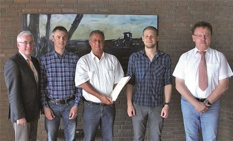 Bürgermeister Volker Mendel, Fachbereichsleiter Markus Sommer, Hans Wagner, Personalratsvorsitzender Fabian Stein und Büroleiter Wolfgang Müller.privat