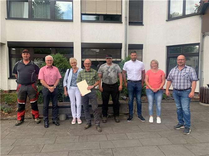 Bürgermeister Volker Mendel, Ortsbürgermeister Wolfgang Theis (für die Waldbesitzer) dankten Forstamtsrat Rainer Kuhl in einer kleinen Feierstunde für seinen unermüdlichen Einsatz für das Ökosystem Wald. Quelle: VG Puderbach